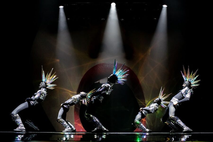 Paris: Paradis Latin Cabaret Show with Optional Champagne - How to get the best value from your booking