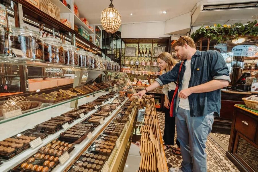 Paris: Pastry & Chocolate Walking Tour with Tastings - Macarons at Stohrer, Paris’ old patisserie