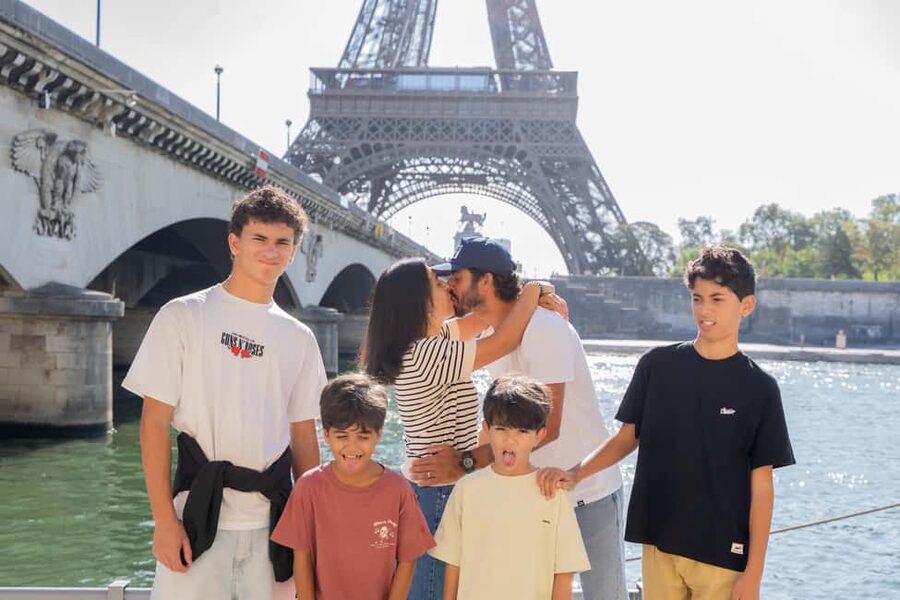 Paris: Premium Photoshoot with Iconic Eiffel Tower Views - Why this Paris photoshoot works better than a selfie