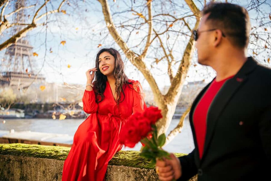 Paris: Premium Professional Photo Shoot - Louvre and Montmartre for a different mood