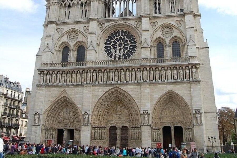 Paris: Private Custom Walking tour with A Local Guide - Choosing between two hours and eight