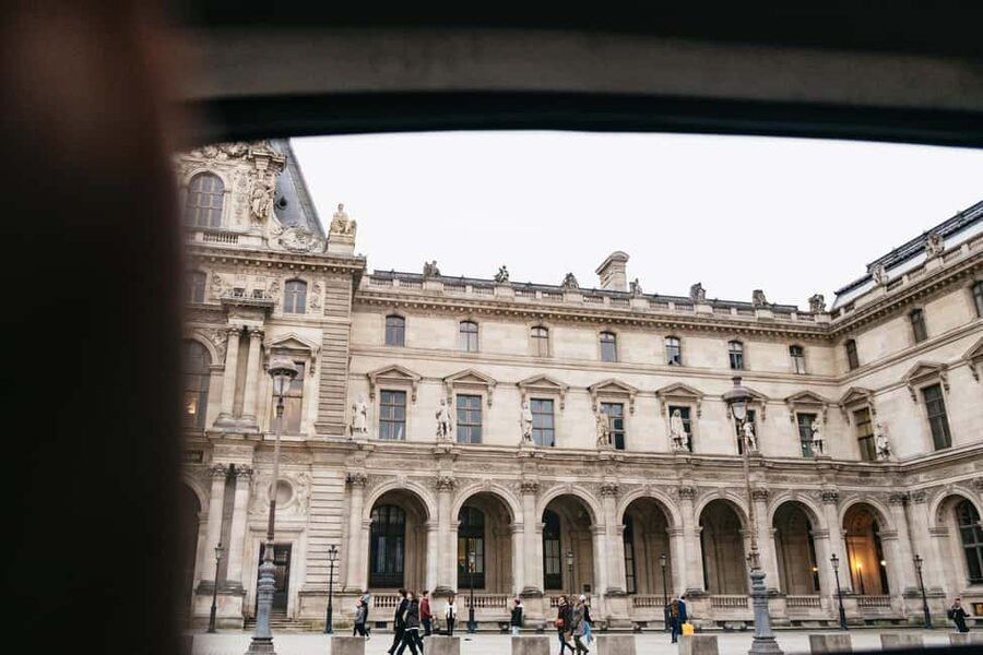 Paris: Private Guided City Tour in a Traction Avant or DS 21 - The historic center, from the Louvre to Notre Dame