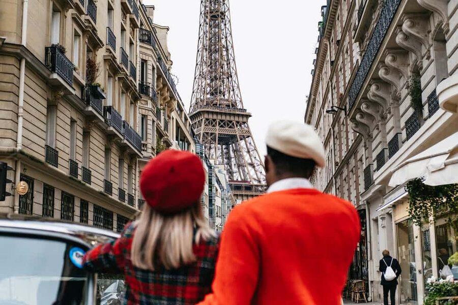 Paris: Private Guided City Tour in a Traction Avant or DS 21 - The guide and the photo stops