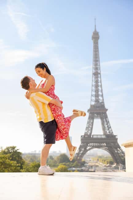 Paris: Private Photoshoot at the Eiffel Tower - Posing help for camera-shy people