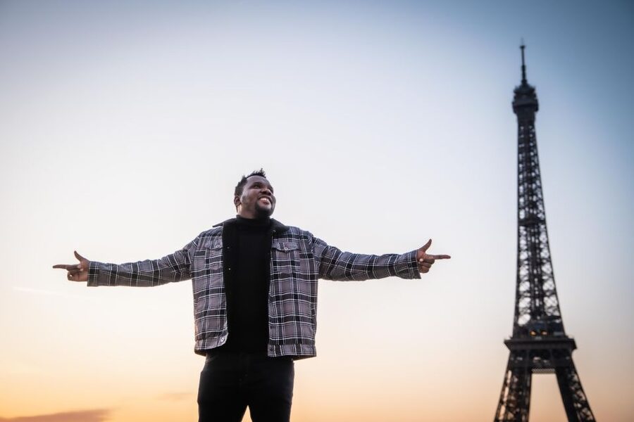 Paris: Private Photoshoot Near the Eiffel Tower - Light and timing: why early appointments make sense