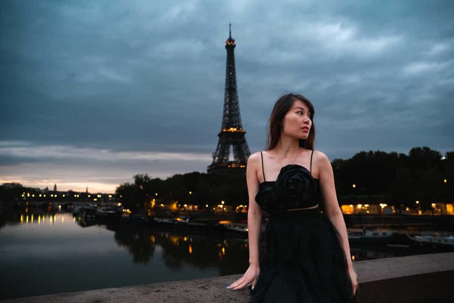 Paris: Private Photoshoot Near the Eiffel Tower - Receiving 30 edited images within 24 hours