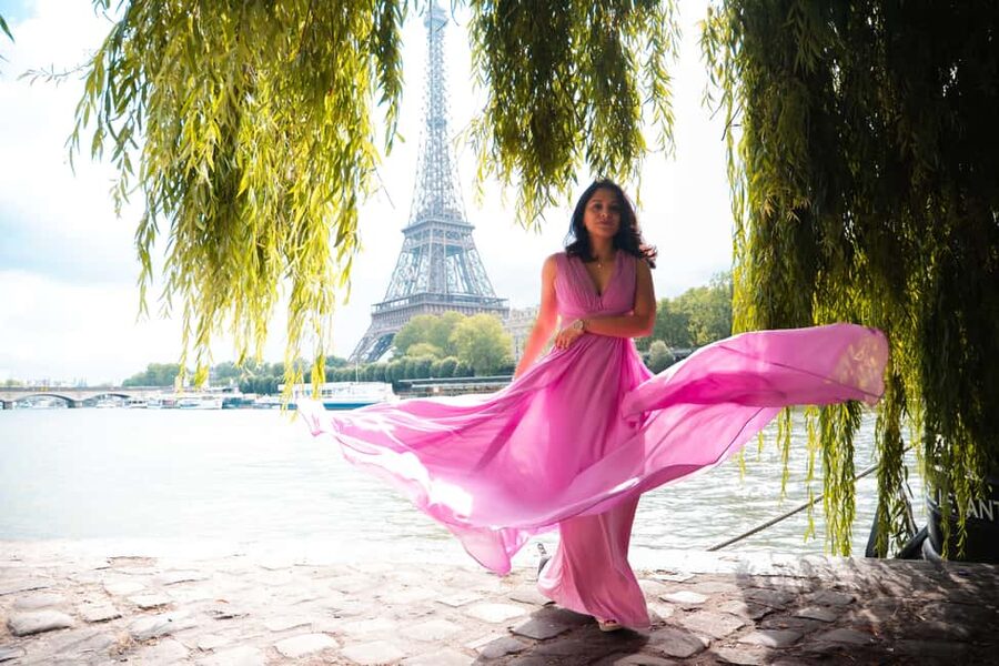 Paris: Private Photoshoot Near the Eiffel Tower - Bir-Hakeim Bridge gives the session its strongest setting