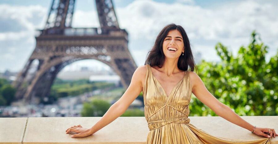 Paris: Private VIP Photoshoot with Experienced Photographer - The Eiffel Tower views and central Paris locations