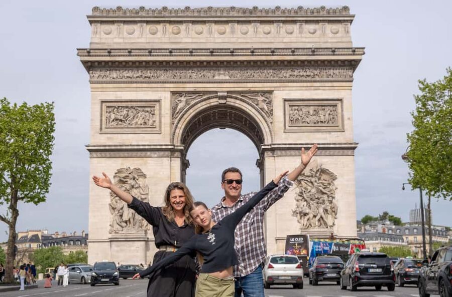 Paris: Professional Photoshoot at the Arc de Triomphe - Meeting at 154 Avenue des Champs-Élysées