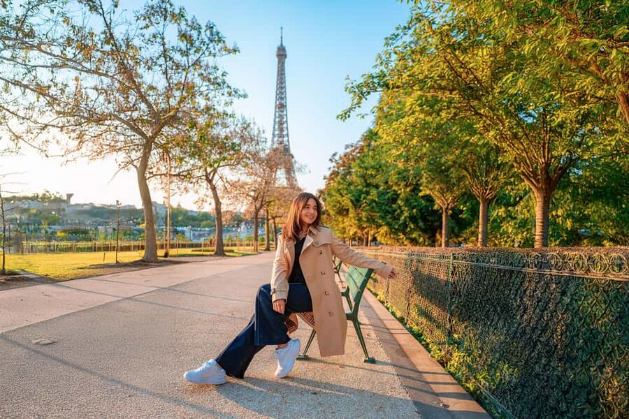 Paris: Professional Photoshoot with the Eiffel Tower - The Eiffel Tower session, from first meeting to final photo