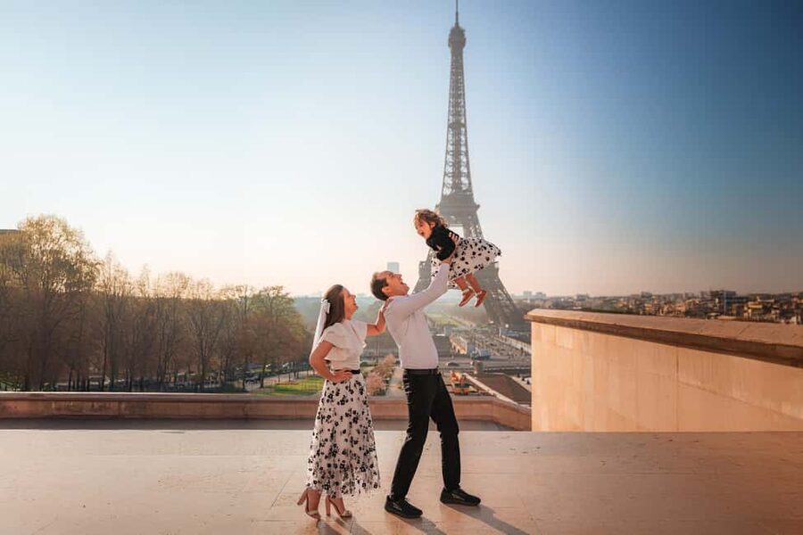Paris: Professional Photoshoot with the Eiffel Tower - Why the posing help matters
