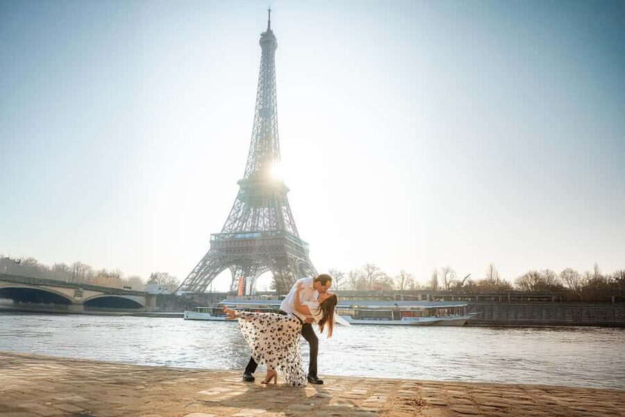 Paris: Professional Photoshoot with the Eiffel Tower - Who gets the best value from this photo session