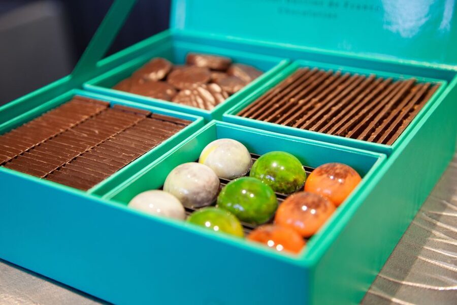 Paris: Pure Chocolate Walking Tour - Which guide and group style should you expect?