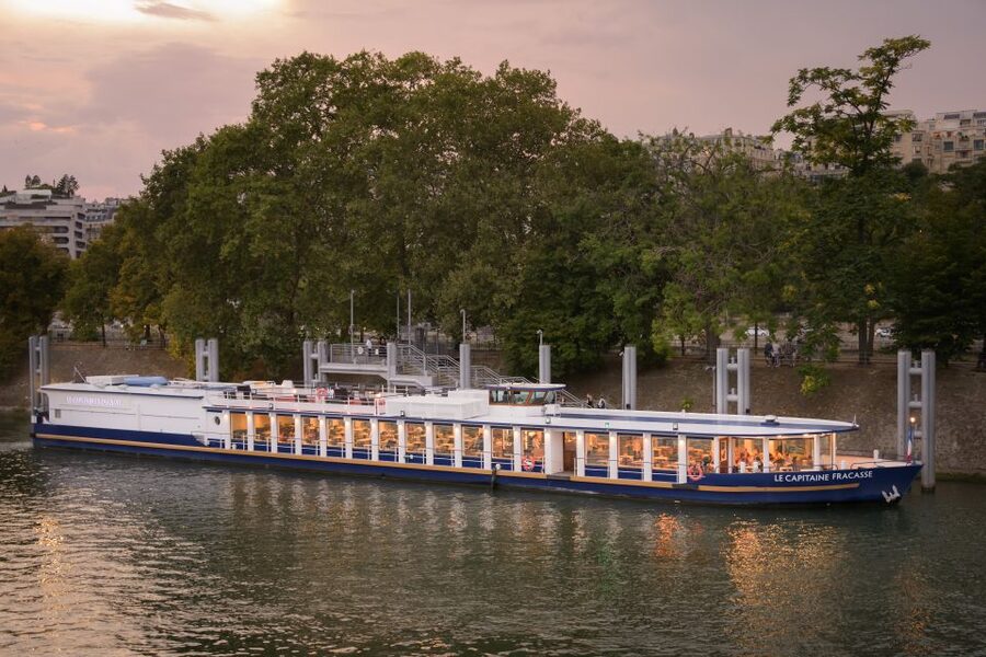 Paris: Romantic Cruise with 3-course Dinner on Seine River - Dinner with Paris sliding past the windows