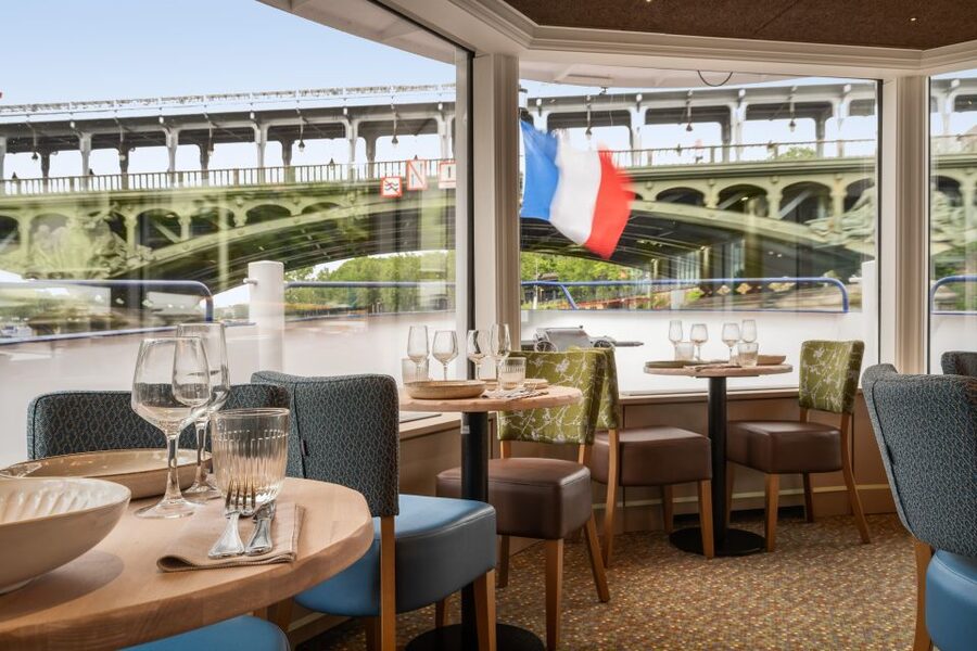 Paris: Romantic Cruise with 3-course Dinner on Seine River - Service, music, and the feel onboard
