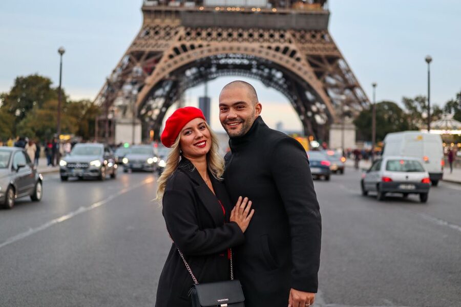 Paris: Romantic Photoshoot for Couples - Pose help for people who dislike posing