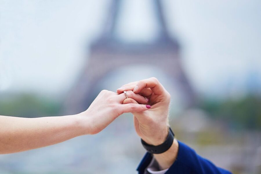 Paris: Romantic Photoshoot for Couples - Crowds, weather, and timing
