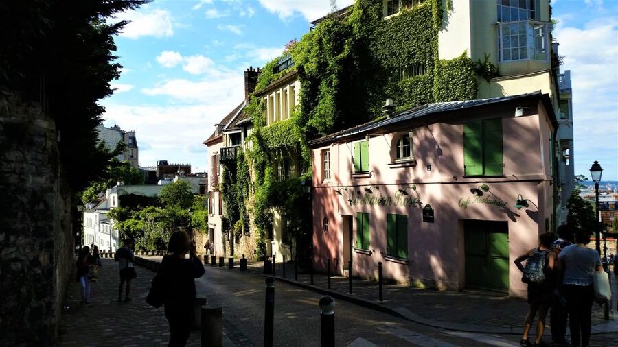 Paris: Sacré-Coeur and Montmartre Tour with Expert Guide - Sacré-Coeur from the outside