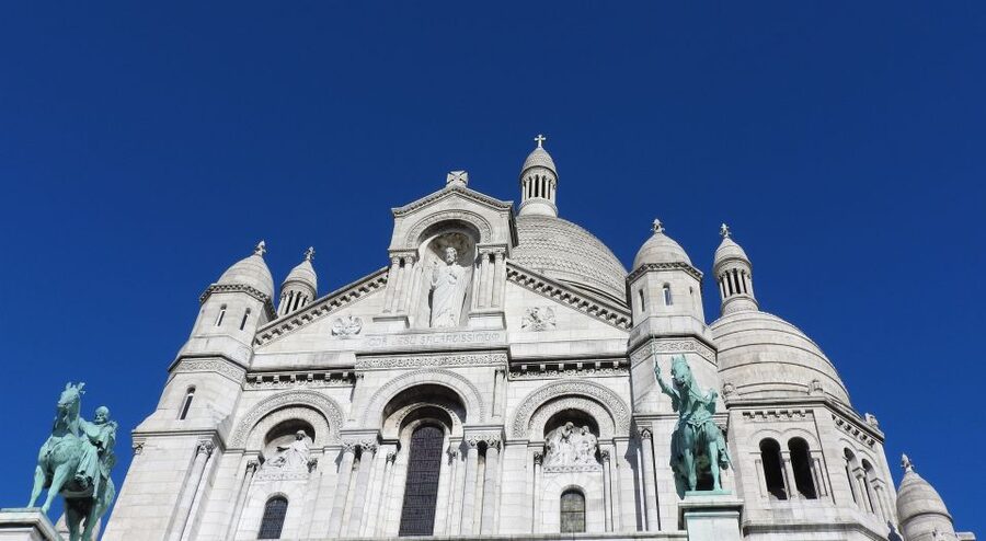 Paris: Sacré-Coeur and Montmartre Tour with Expert Guide - Place du Tertre and the artist quarter