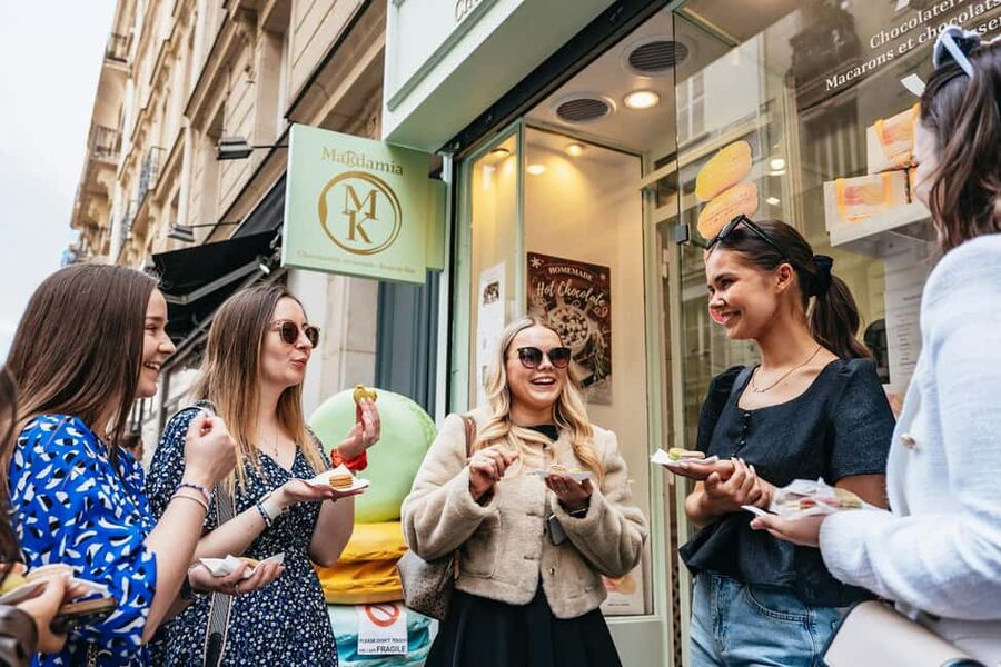 Paris: Seine Cruise and Macaron Tasting by the Eiffel Tower - One hour between the Eiffel Tower and the Louvre