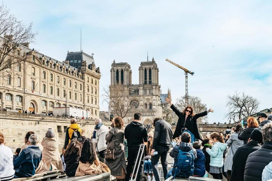 Paris: Seine Cruise and Macaron Tasting by the Eiffel Tower - Two macarons at MAKDAMIA