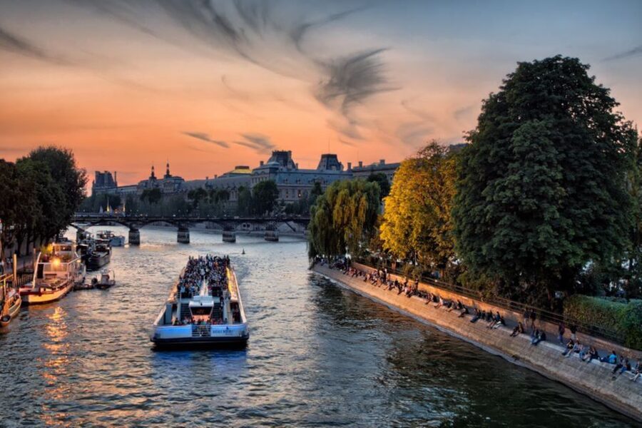 Paris: Seine Cruise with Snack/Optional Eiffel Tower Ticket - Finding the snack near the cruise boats