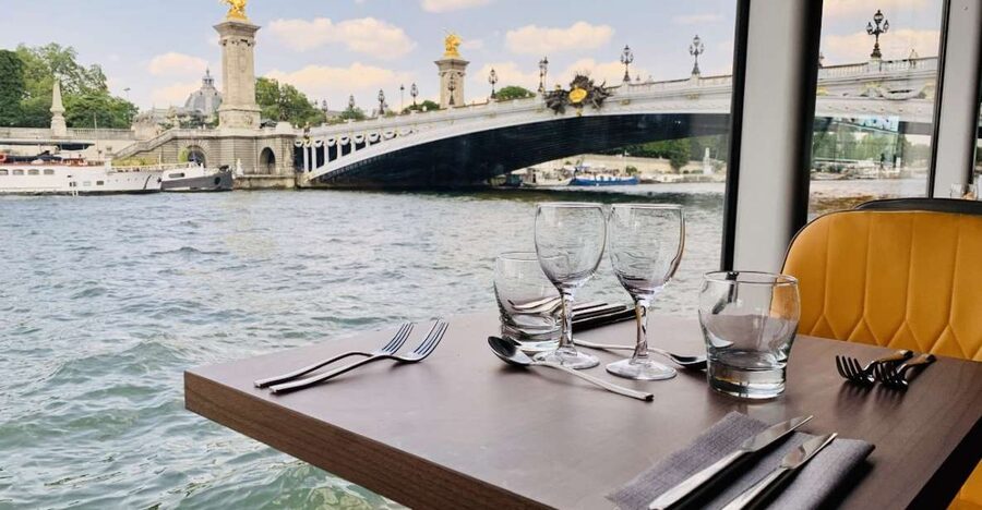Paris: Seine River Bistronomic Dinner Cruise - A Paris dinner that keeps the Eiffel Tower on the menu