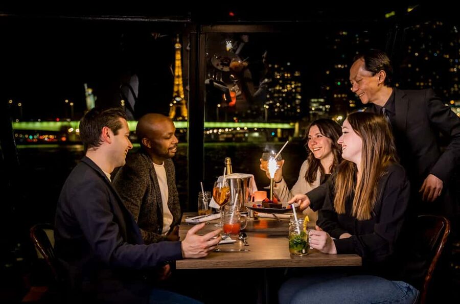 Paris: Seine River Champagne Dinner Cruise with Live Music - A Paris dinner that is really about the view
