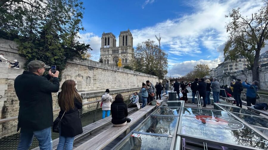 Paris: Seine River Cruise and 3-course Bistro Lunch - A one-hour route through Paris from the Seine