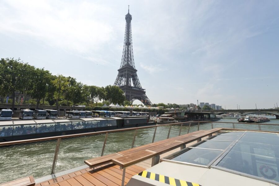 Paris: Seine River Cruise and 3-course Bistro Lunch - The audio guide and the sightseeing experience
