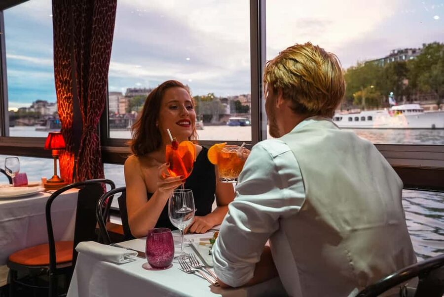 Paris: Seine River Cruise with 3-Course Dinner & Live Music - The Seine itinerary, from the Louvre to the Eiffel Tower
