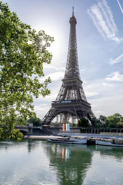 Paris: Seine River Cruise with Champagne from Eiffel Tower - Finding the Vedettes de Paris dock