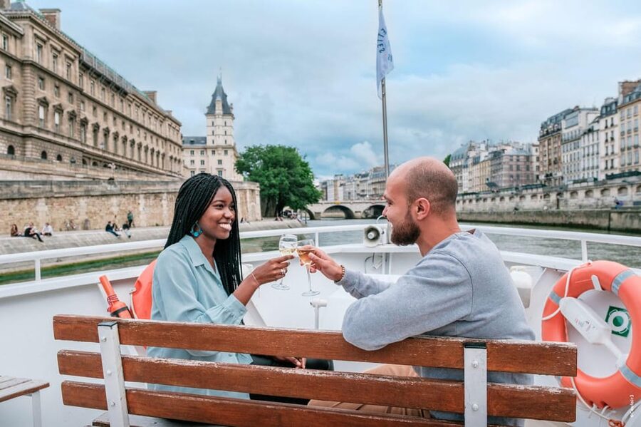 Paris: Seine River Cruise with Champagne from Eiffel Tower - What the live guide adds