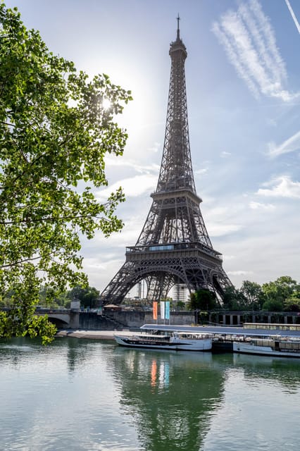Paris: Seine River Cruise with Champagne from Eiffel Tower - Night rides, golden hour, and daytime visits