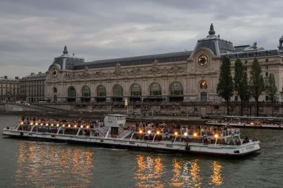 Paris: Seine River Cruise with Meringue or Hot Chocolate - Choosing hot chocolate or meringues