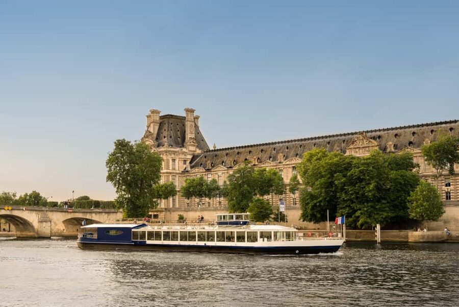 Paris: Seine River Panoramic Views Dinner Cruise - A three-course French meal in cocotte style
