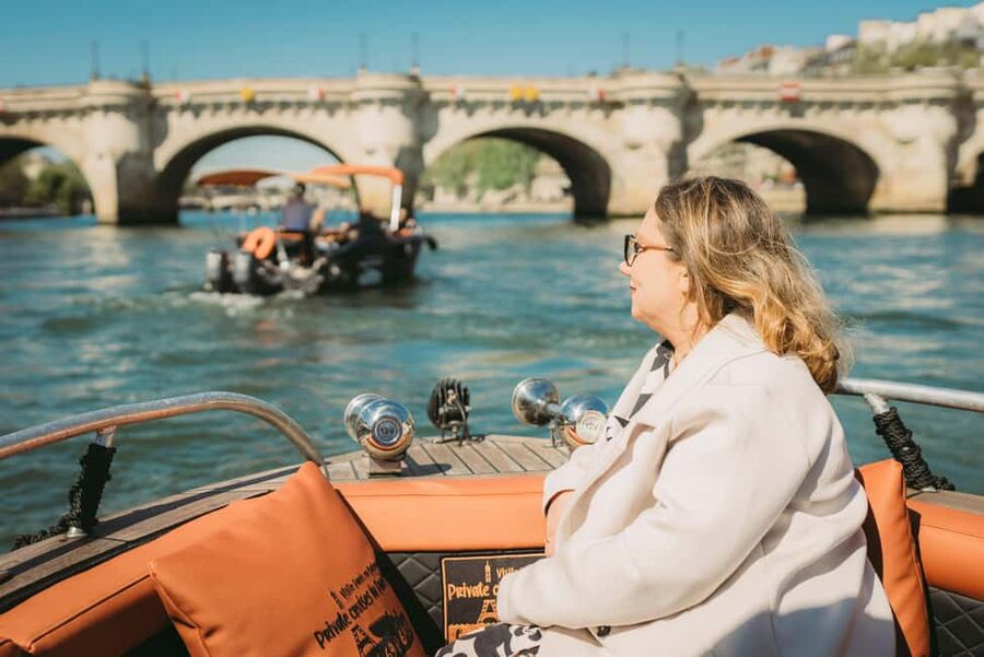 Paris: Seine River Private Cruise - Pont Neuf, Notre Dame, and the central islands