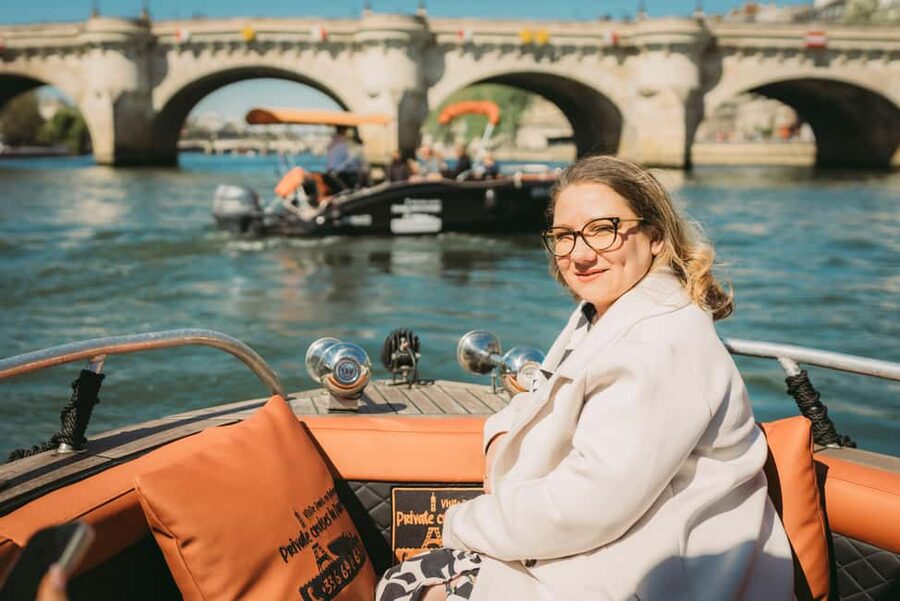 Paris: Seine River Private Cruise - Shared or private, and who gets the most value