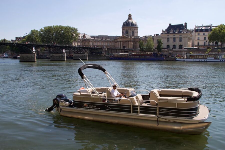 Paris: Seine River Private Guided Pontoon Boat Cruise - Meeting at Pont d’Issy and getting settled onboard