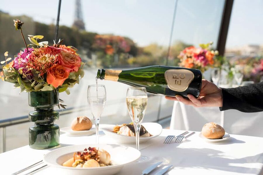 Paris: Sightseeing Cruise on the Seine with 3-Course Lunch - Notre-Dame, Île de la Cité, and Île Saint-Louis