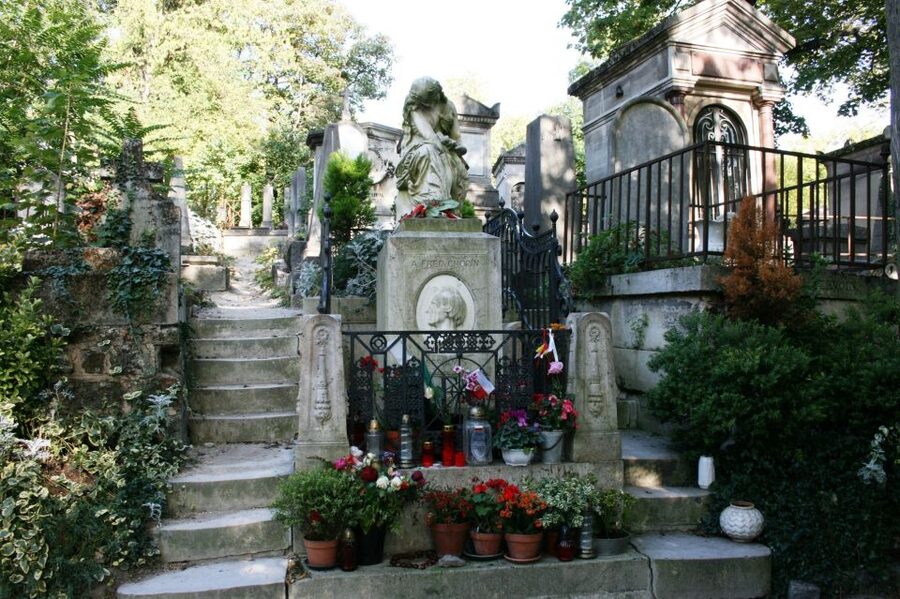 Paris: Stories of Père Lachaise Cemetery Walking Tour - Héloïse and Abélard begin the story