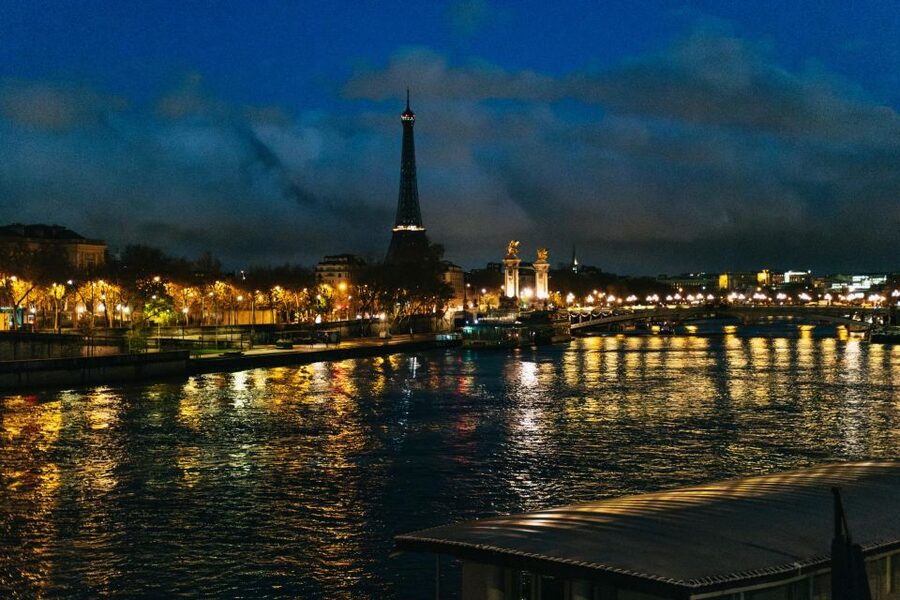 Paris: Sunrise Running and Sightseeing Group Tour - Meeting at Saint-Michel before the city wakes