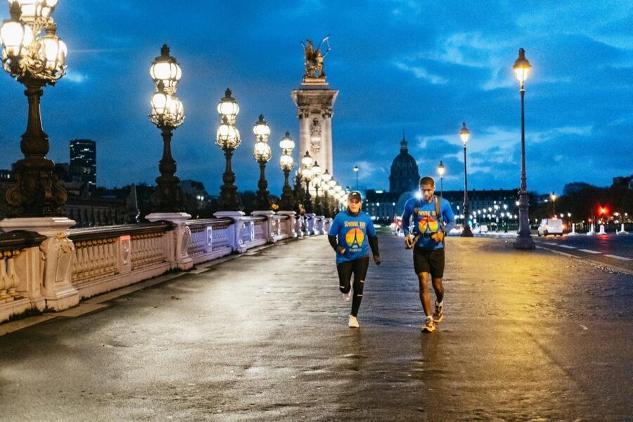 Paris: Sunrise Running and Sightseeing Group Tour - Crossing Pont Neuf and Pont des Arts