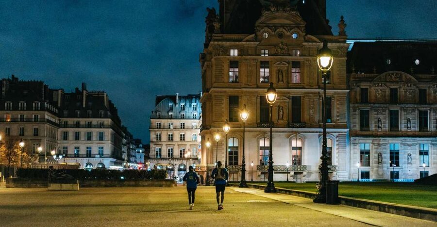 Paris: Sunrise Running and Sightseeing Group Tour - The Louvre and Tuileries Garden at first light