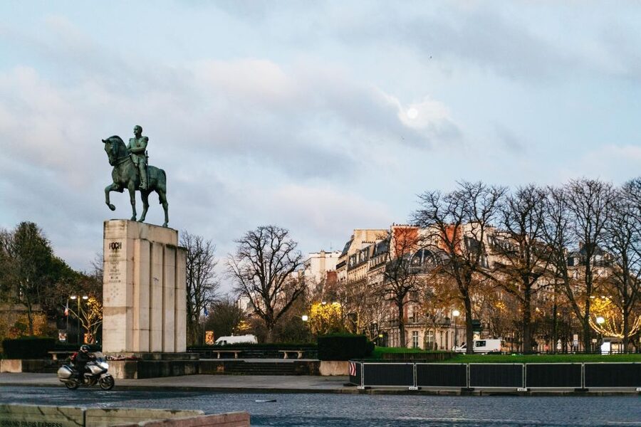 Paris: Sunrise Running and Sightseeing Group Tour - How hard is the run?