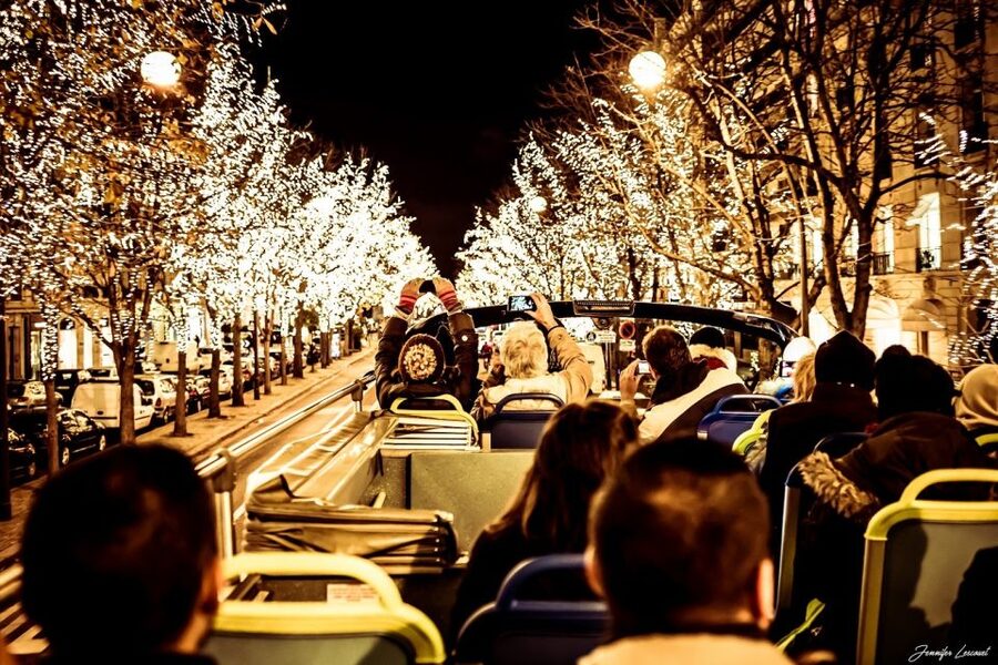 Paris: Tootbus Open-Top Christmas Bus Tour - The Arc de Triomphe and its busy roundabout