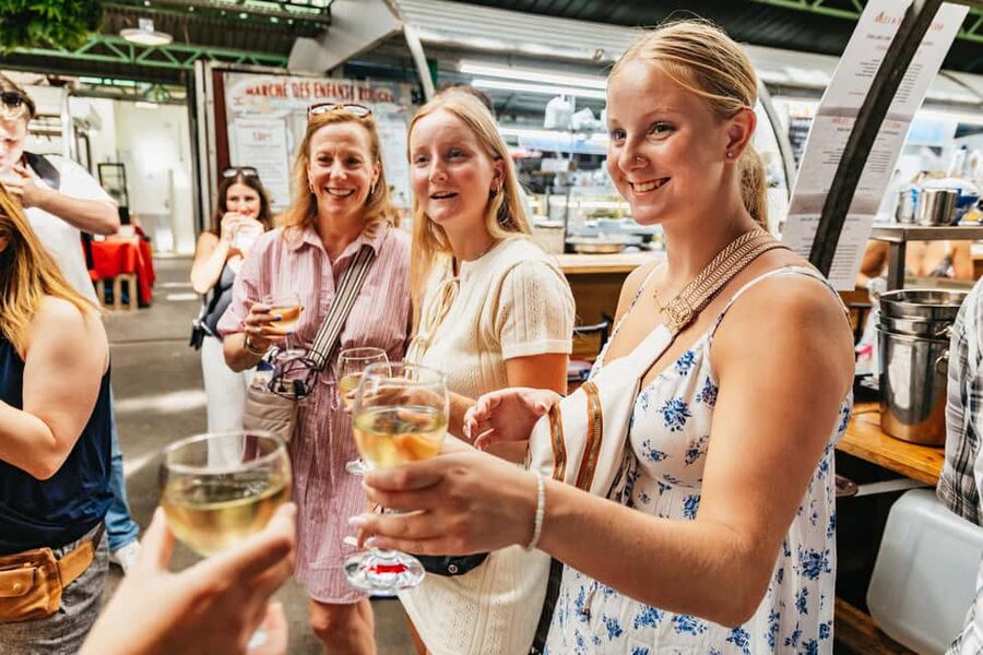 Paris: Walking Food Tour with Cheese, Wine and Delicacies - Walking into Le Marais with an appetite