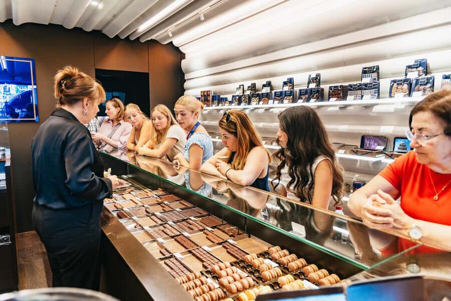 Paris: Walking Food Tour with Cheese, Wine and Delicacies - The Marais experience between the tastings
