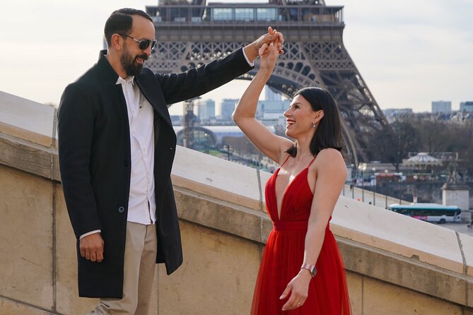 Photo Session in Paris - Photographer at the Eiffel Tower - Phineas handles the awkward part: posing