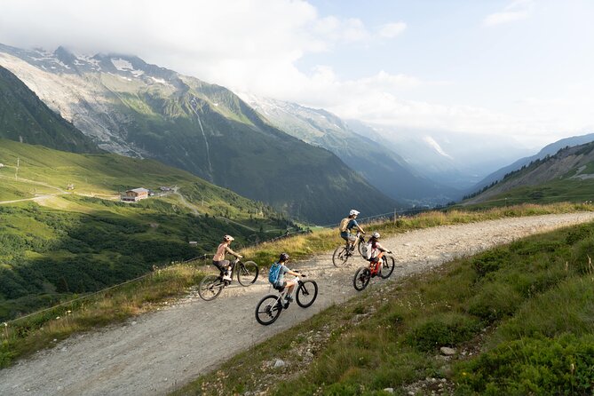 Point of view on the glaciers of Chamonix by electric mountain bike - Chamonix and Mont Blanc: the visual center of the ride